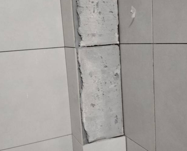 乳源瓷砖空鼓维修公司分享下瓷砖施工前基层浇水润湿程度不足，可能导致以下问题